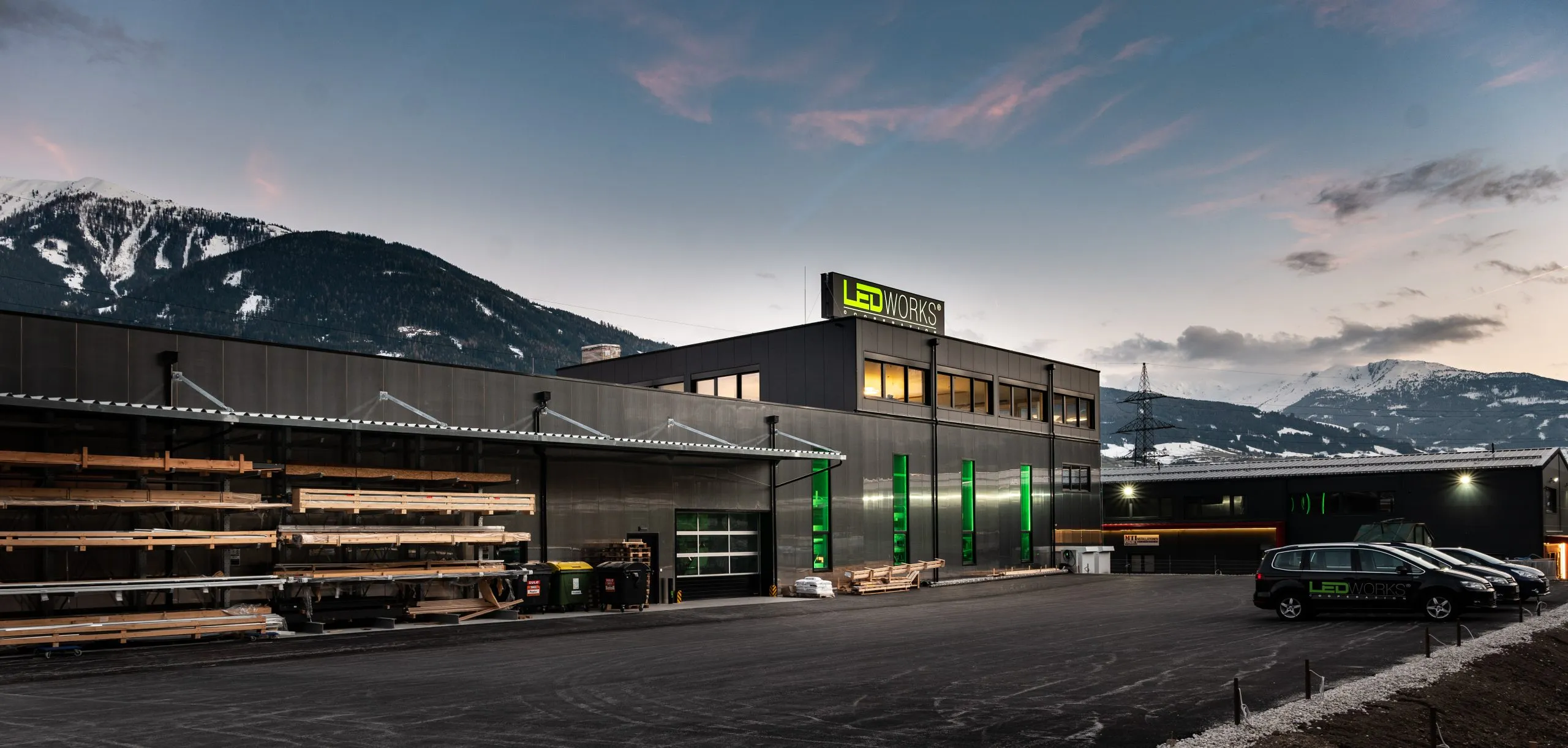 Betriebsgebäude LED Works in Vomp in der Abenddämmerung