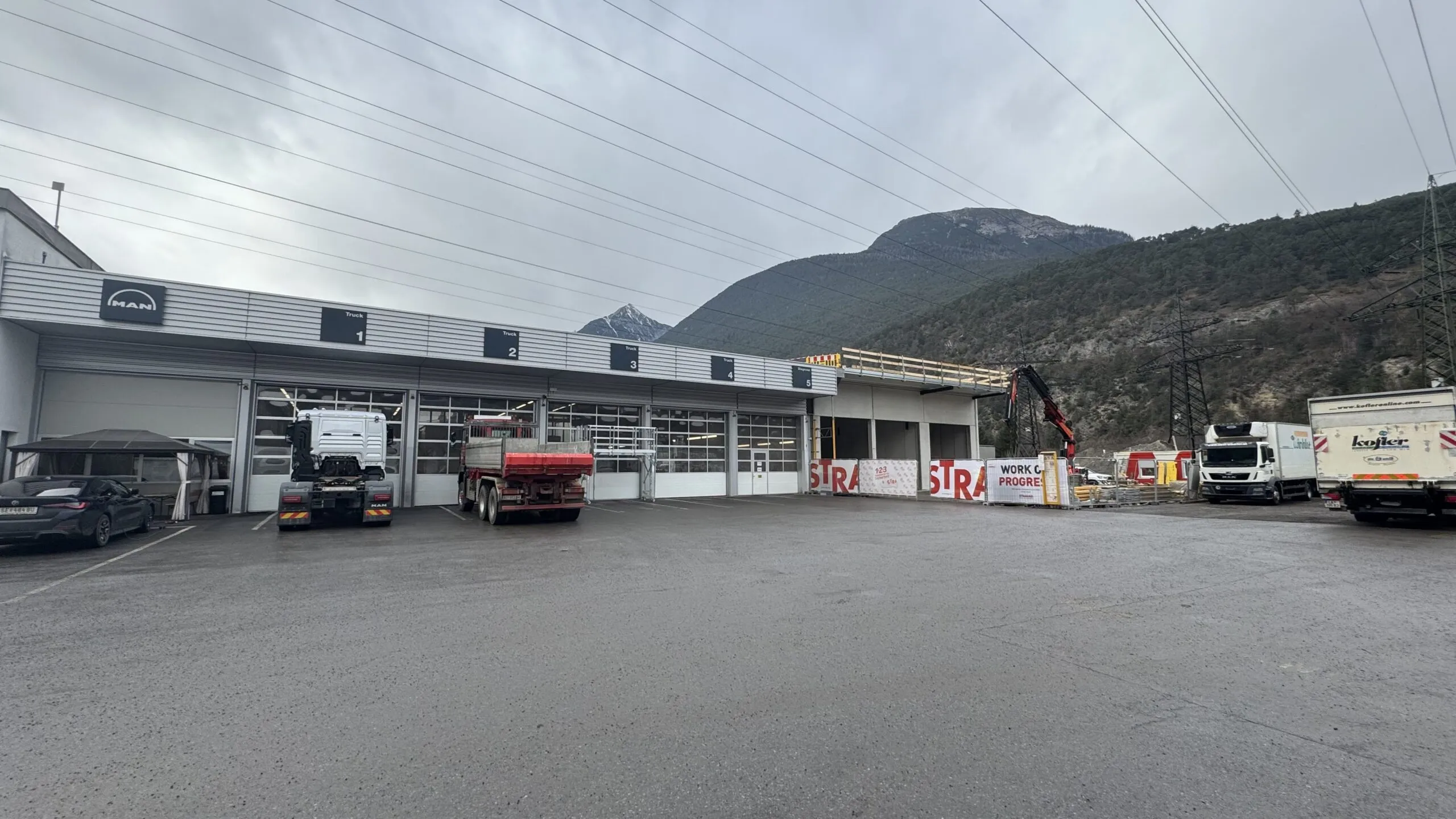 Gesamtansicht der Lkw-Werkstatt in Imsterberg, am rechten Ende die Baustelle des Zubaus