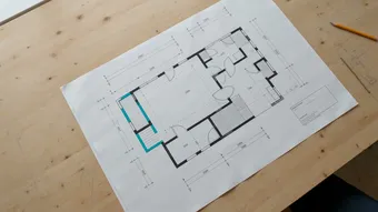 Architekturmodell auf einem Plan